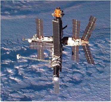 FIGURE 4.5 Mir—Russia’s long-duration spaceflight testbed. SOURCE: Courtesy of NASA.